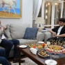 Abduqodir Husanov Britaniya elchisi bilan uchrashib futbolka sovg'a qildi
