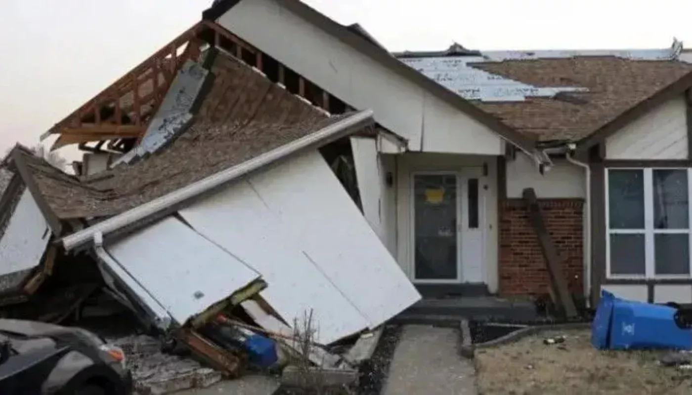 A powerful tornado hit the USA, with dozens of casualties (photo)