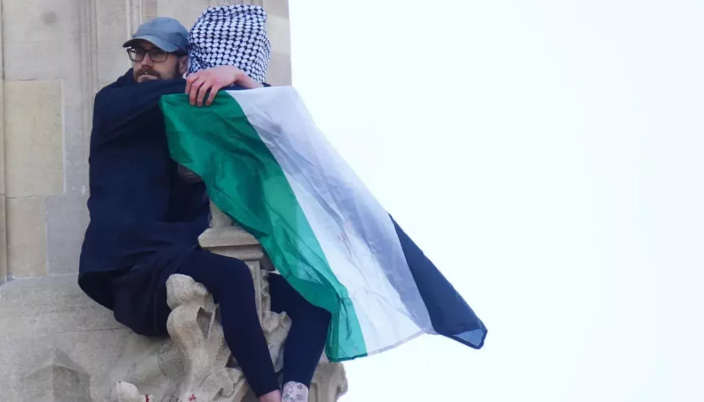 An activist raised the Palestinian flag in Big-Ben (photo)