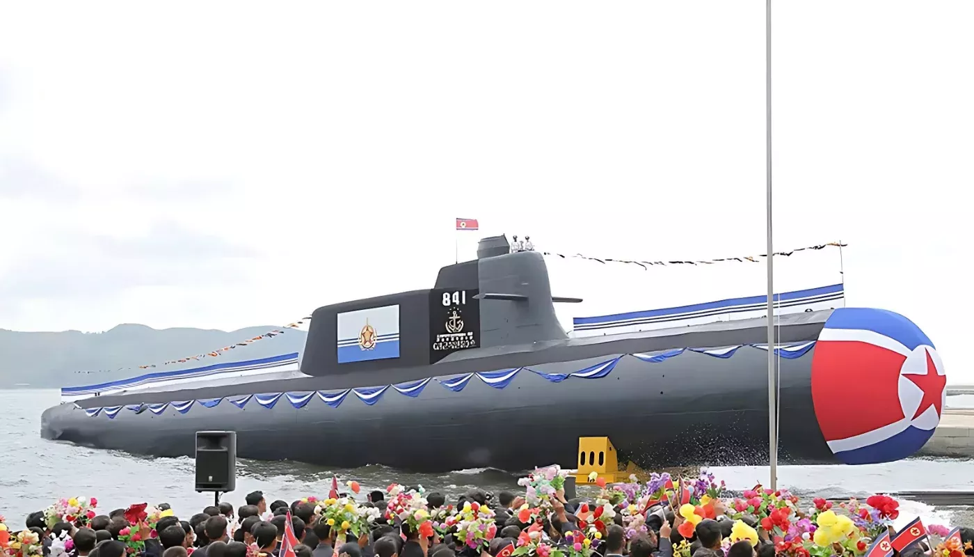 Kim Chen In inspected the construction of the atomic submarine