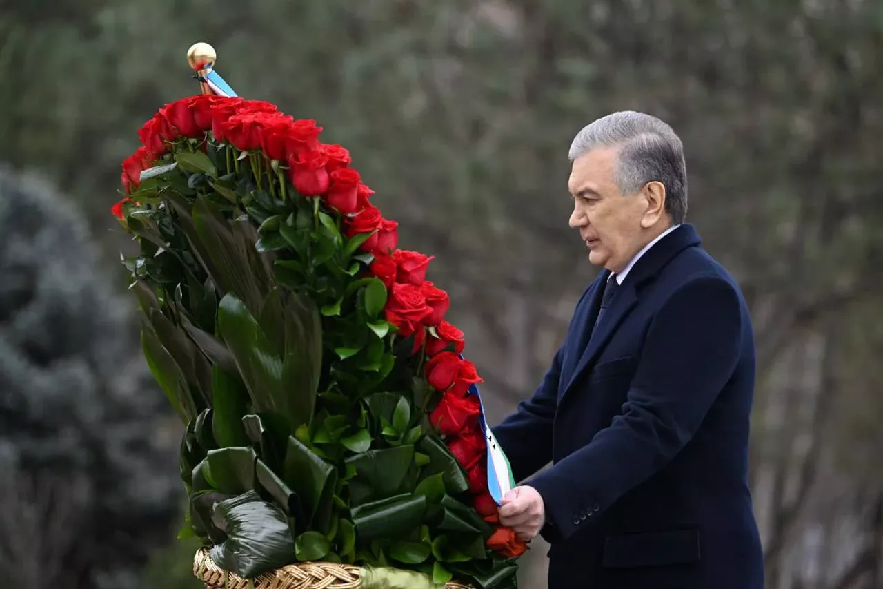 Shavkat Mirziyoyev Islom Karimov haykali poyiga gulchambar qoʻydi (foto)