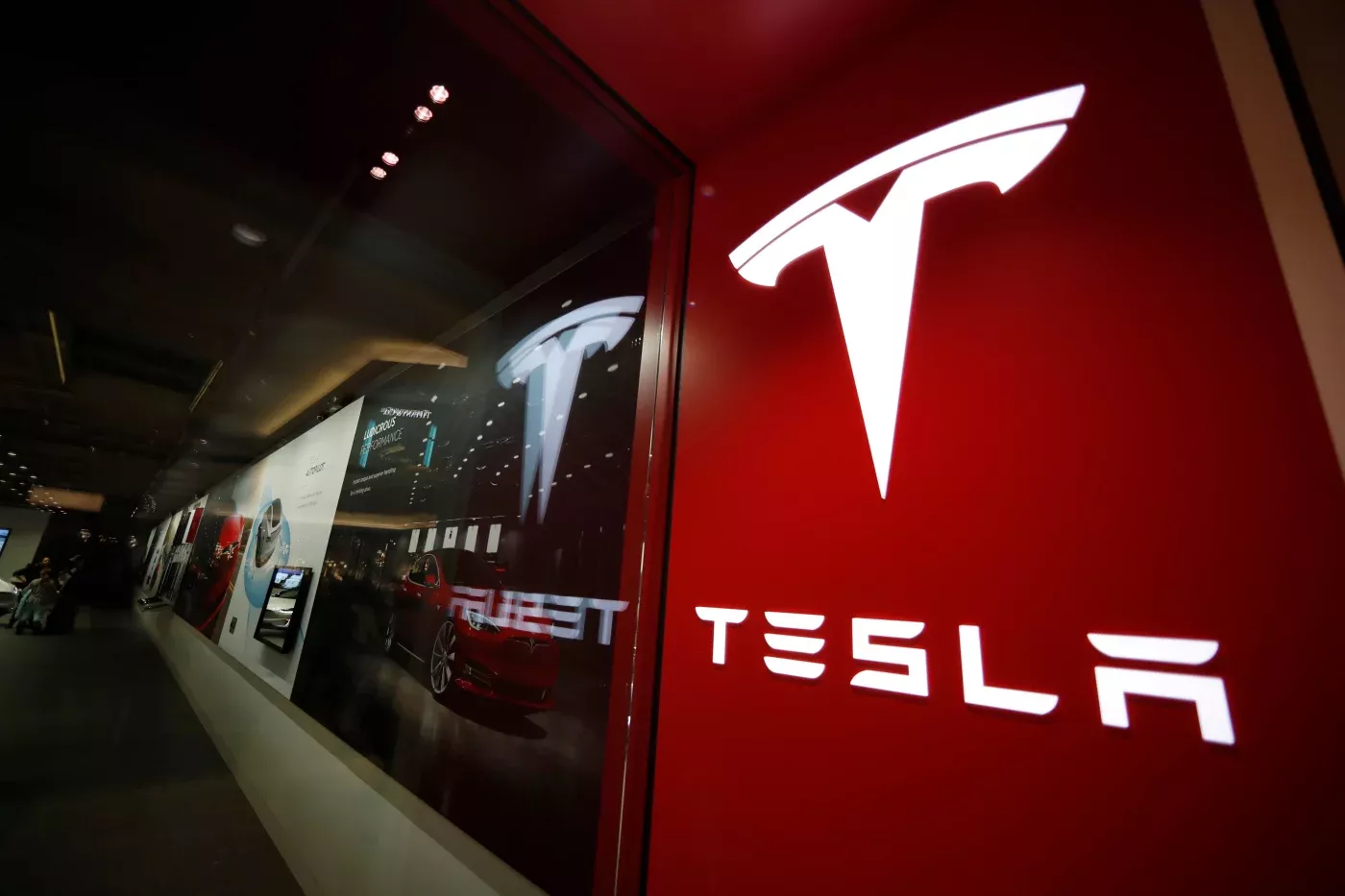 Tesla продолжает терять свою стоимость на рынке