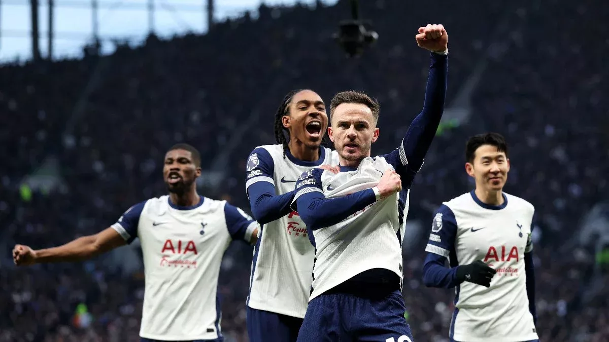 "Tottenham" defeated "Manchester United" and secured three important points