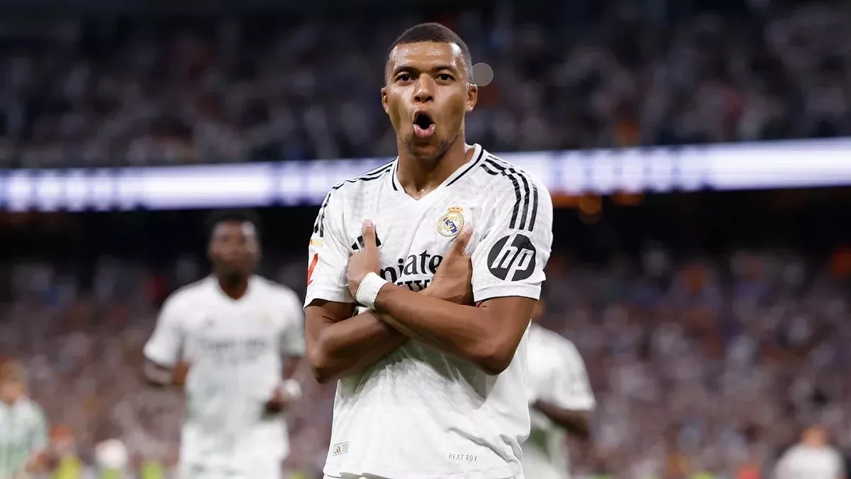 Mbappe, who scored three goals, was named the best player (Video)