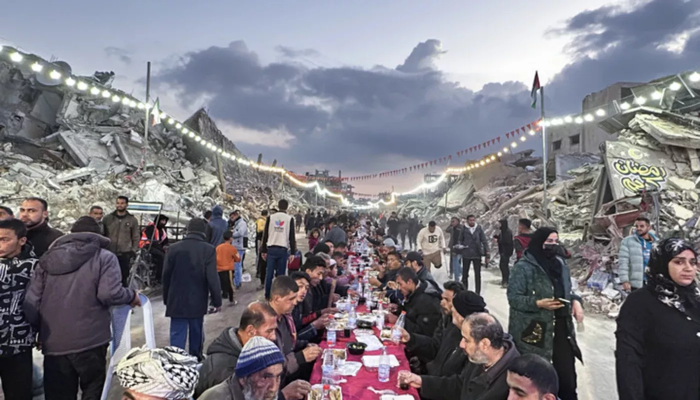 Ramadan taking place among the ruins and under the rain of arrows (photo)