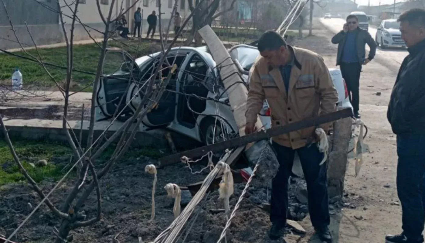 A Gentra car crashed into a concrete pole in Yangiyo‘l