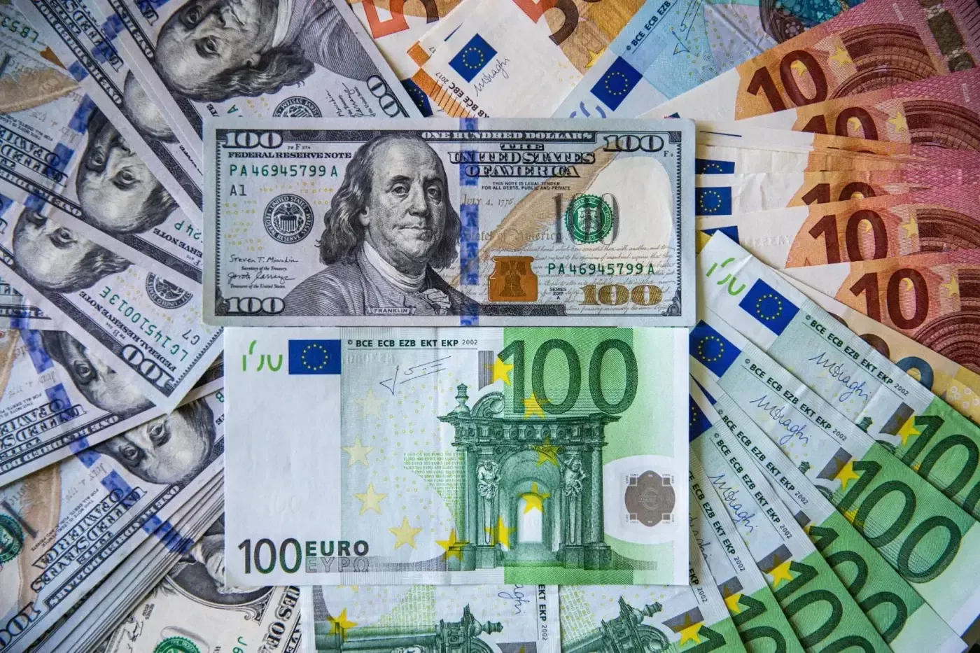 Dollar yana o‘sdi, yevro esa keskin tushdi: valyuta bozoridagi yangi holat