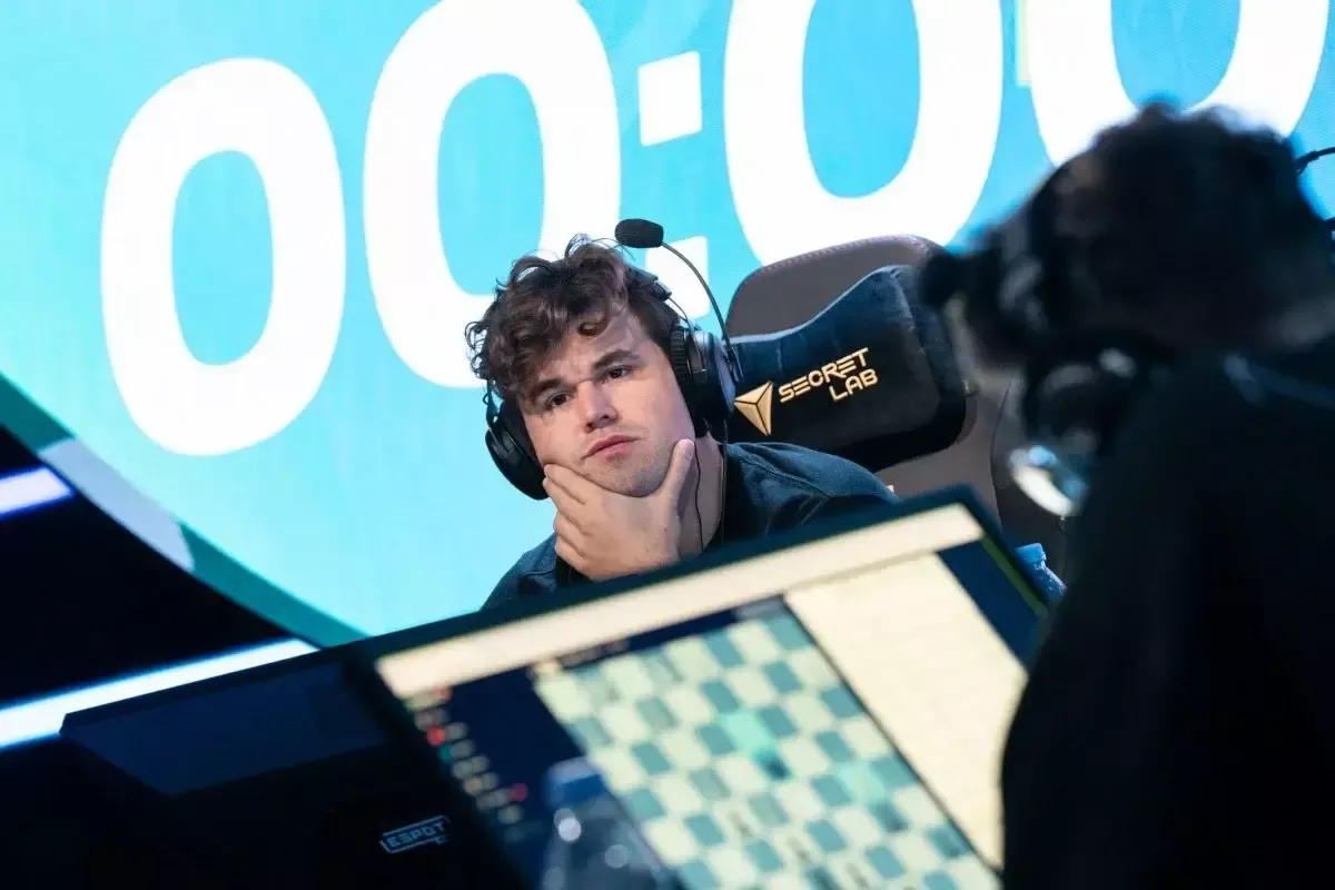 Magnus Carlsen held an online game with 143 thousand chess players!