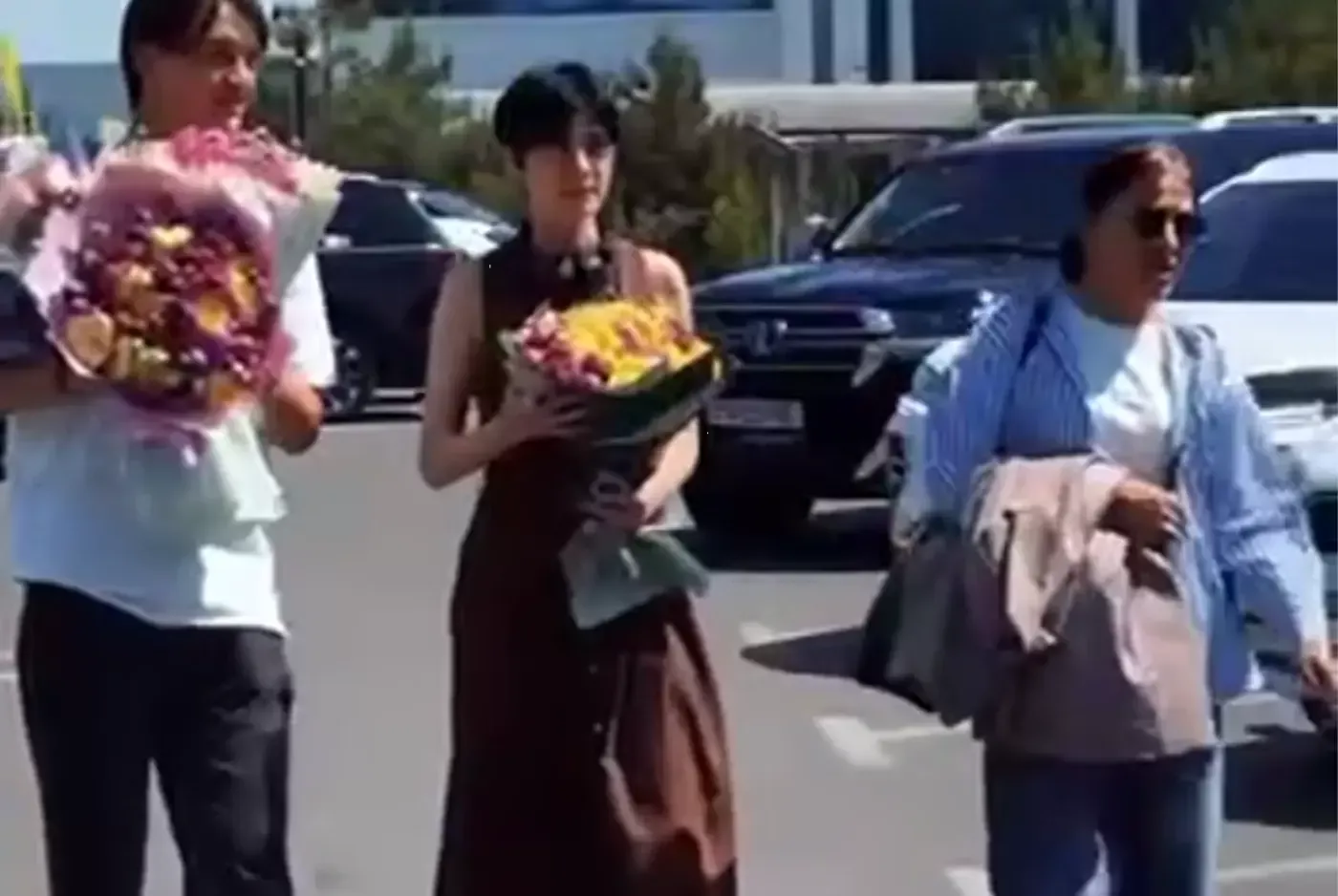 Sabrina Jabborovani oyoqqa turg‘azgan turkiyalik shifokorlar Toshkentda tantanali kutib olindi (video)