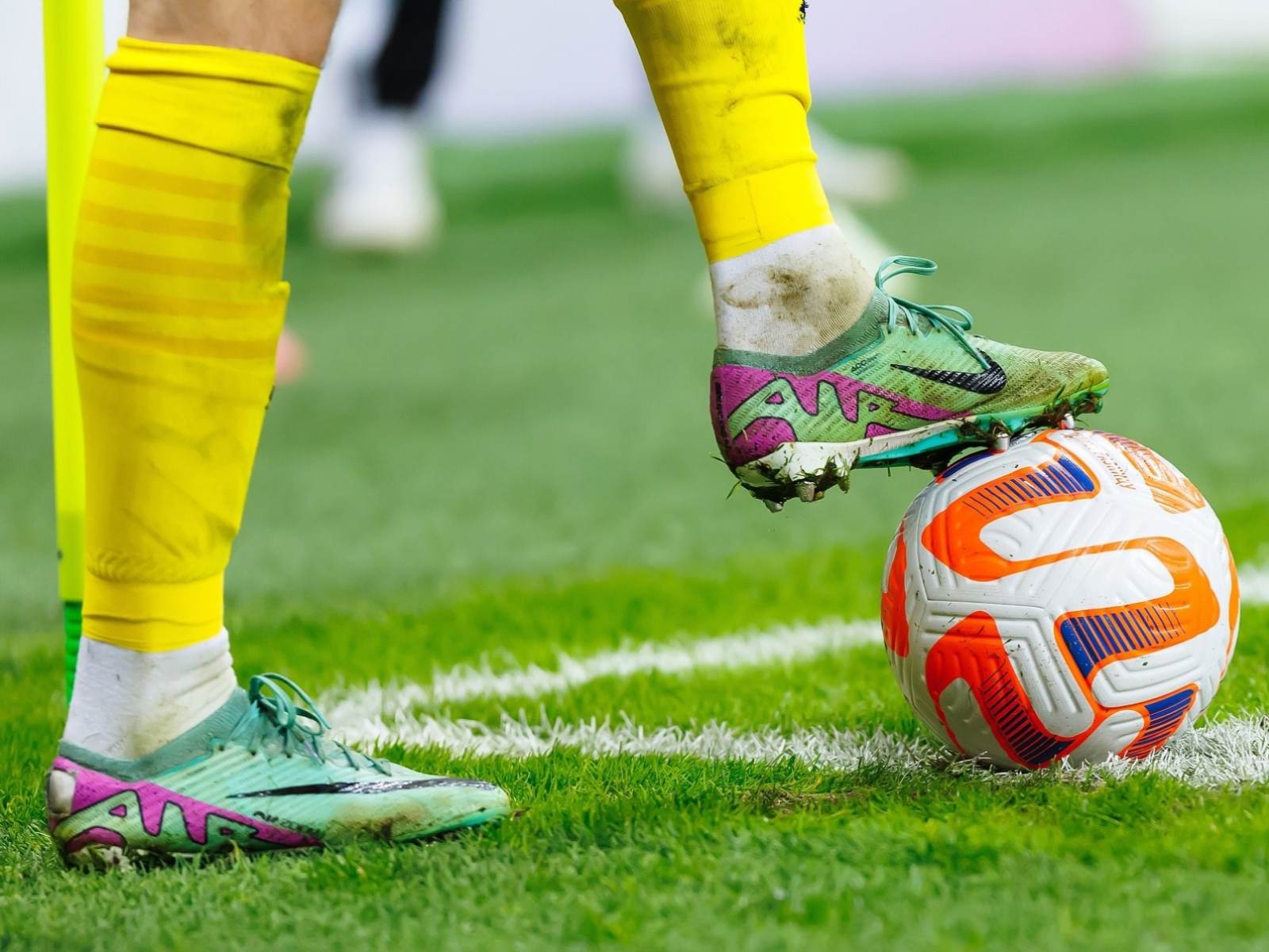 The first robot football competition will be held in China