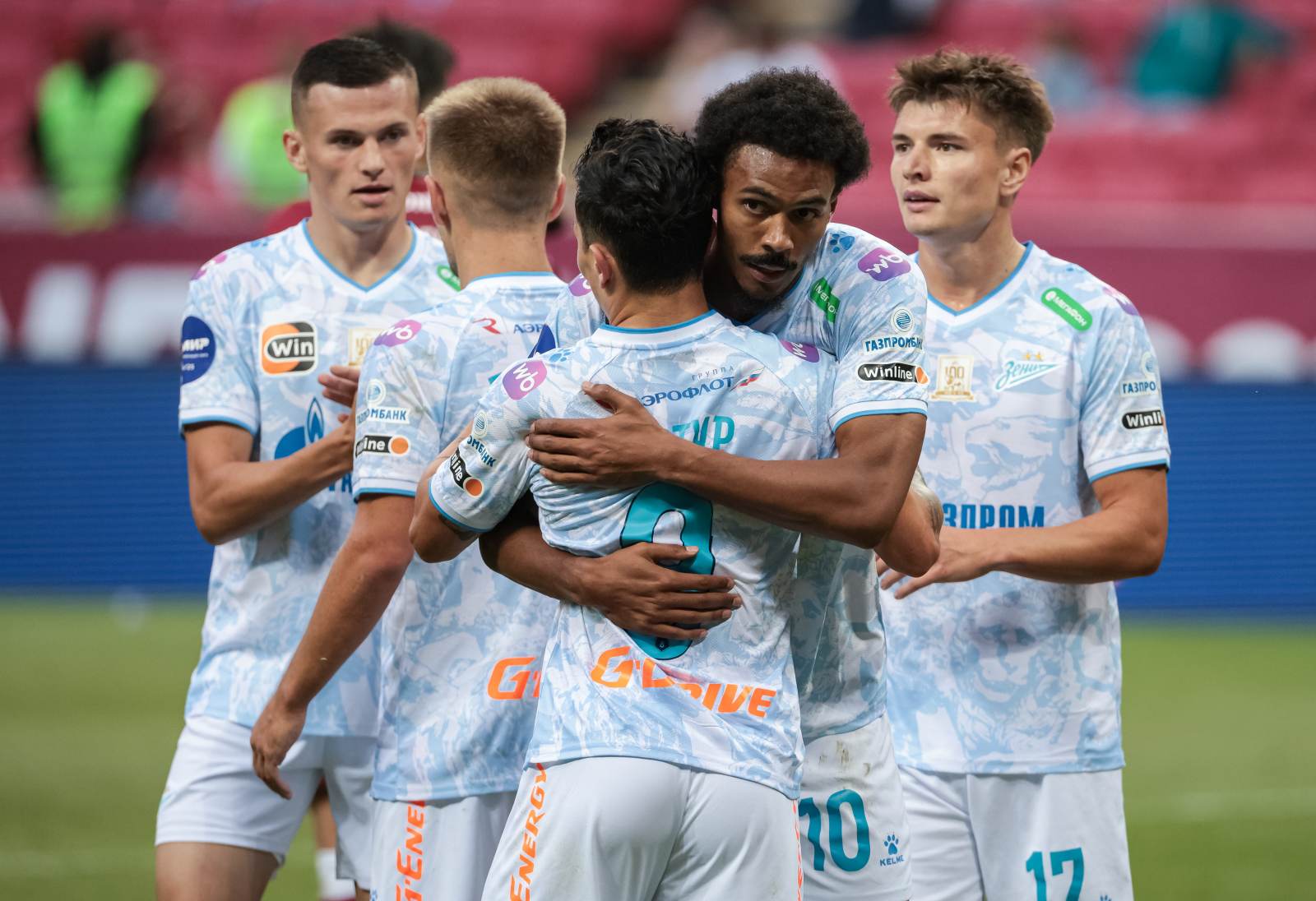 Zenit futbolchisini Fenerbahchaga taklif qildi