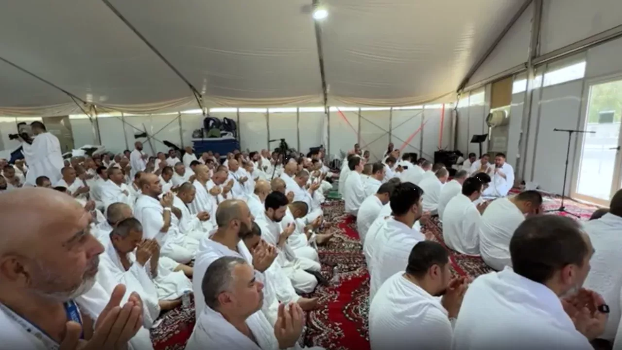 Uzbek pilgrims prayed for victory for the Uzbekistan national team on Arafat mountain! (video)