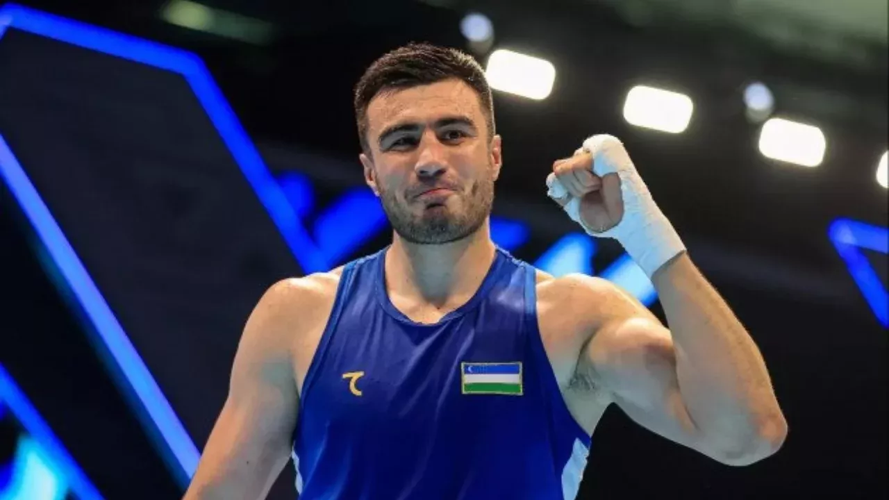 Bahodir Jalolov against Italian opponent at the boxing night in New York