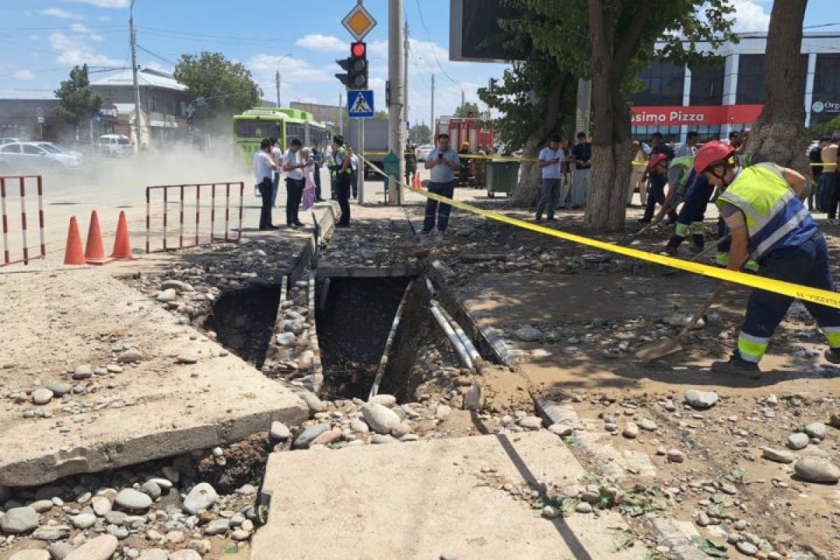 A large water pipe burst in Tashkent, causing damage
