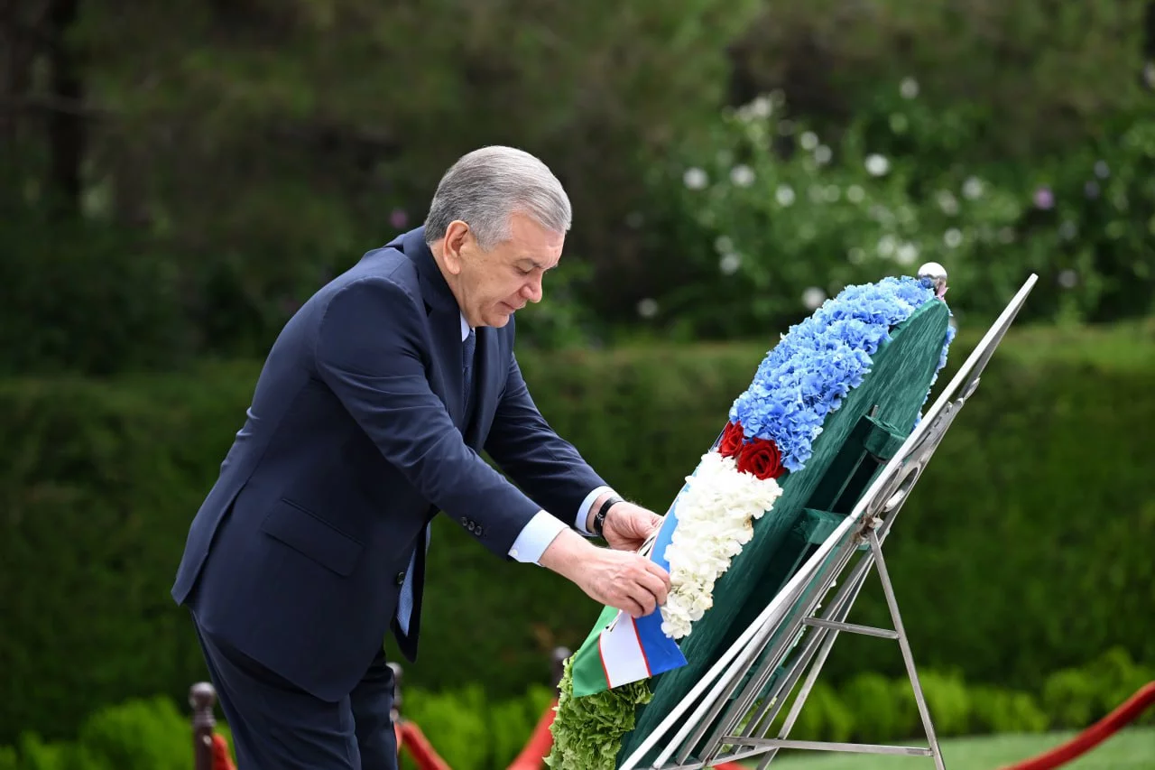 Mirziyoyev at the grave of Heydar Aliyev in Azerbaijan