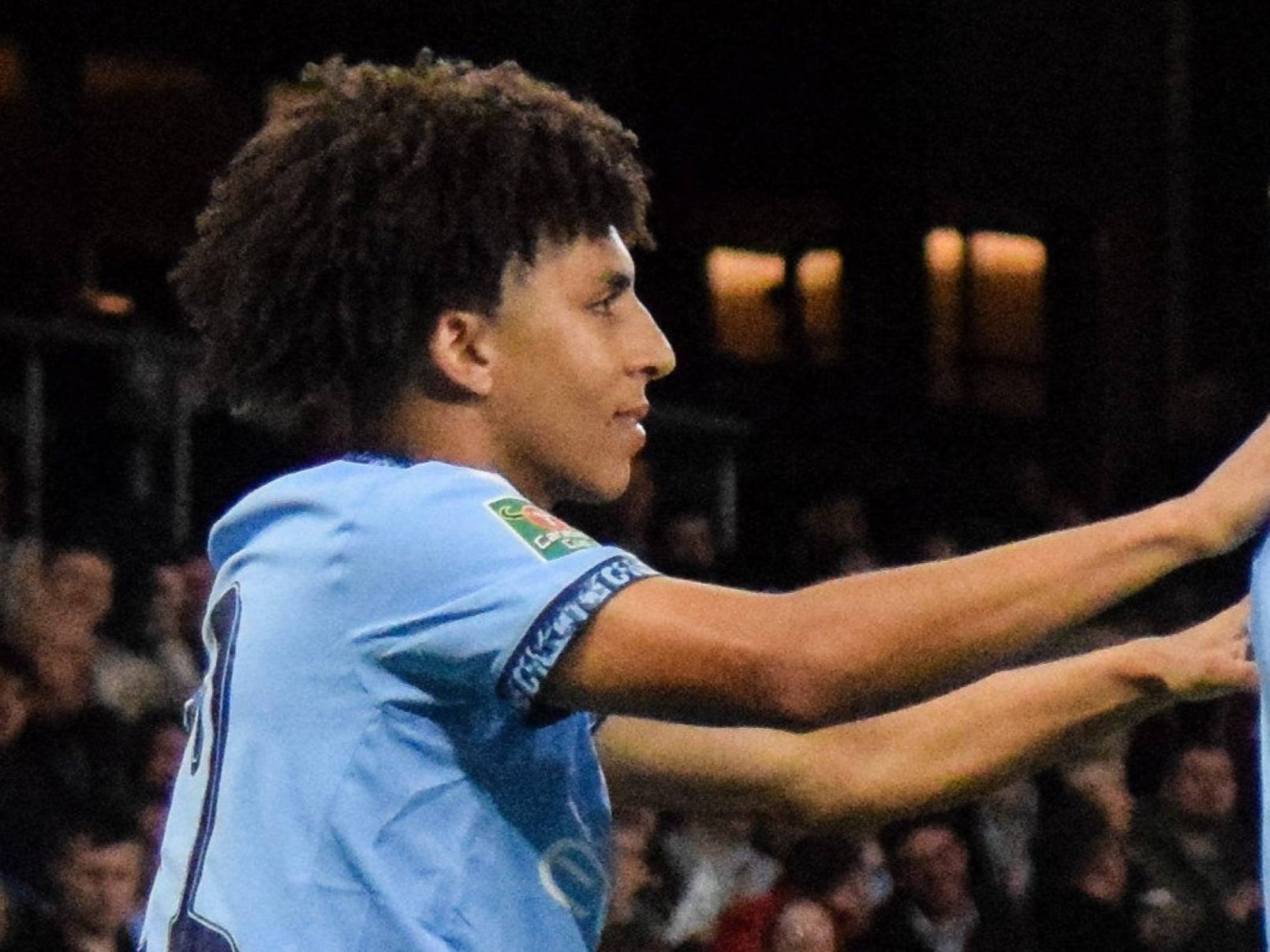 Manchester City is extending the contract with Rico Lewis