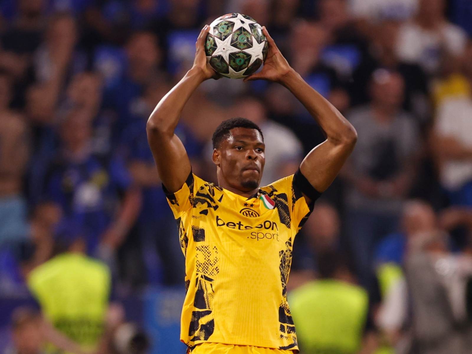 Barcelona wants to buy Inter defender Dumfries