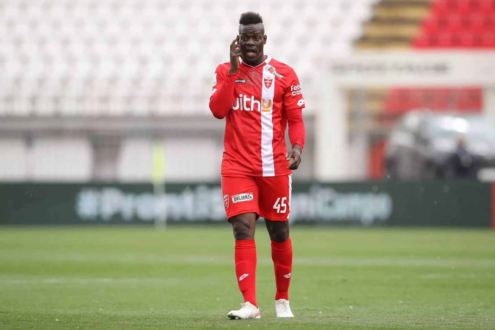 Balotelli: Viyera meni maydonga chiqarmadi, faoliyat pasaydi