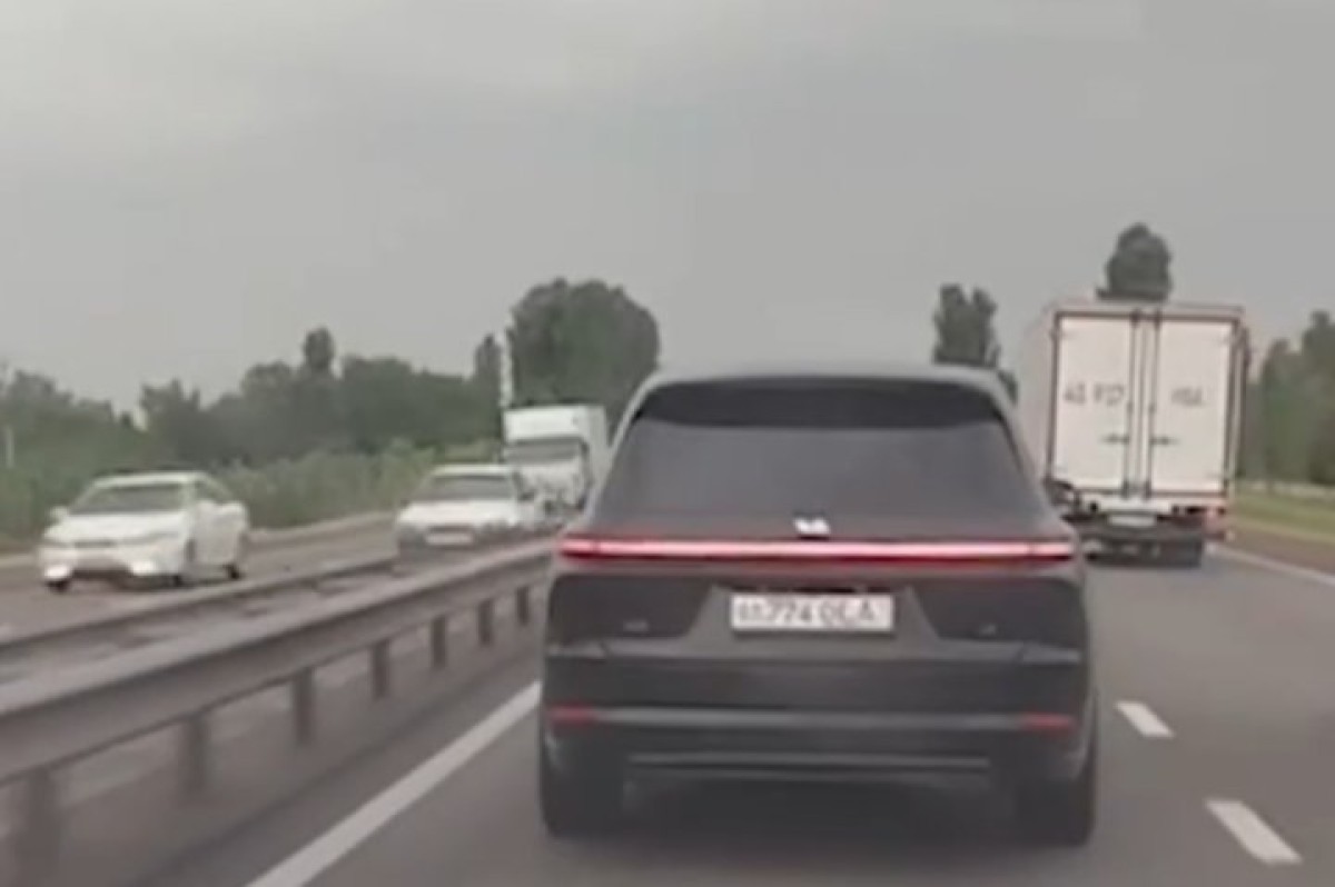 The Lixiang driver did not give way to the ambulance