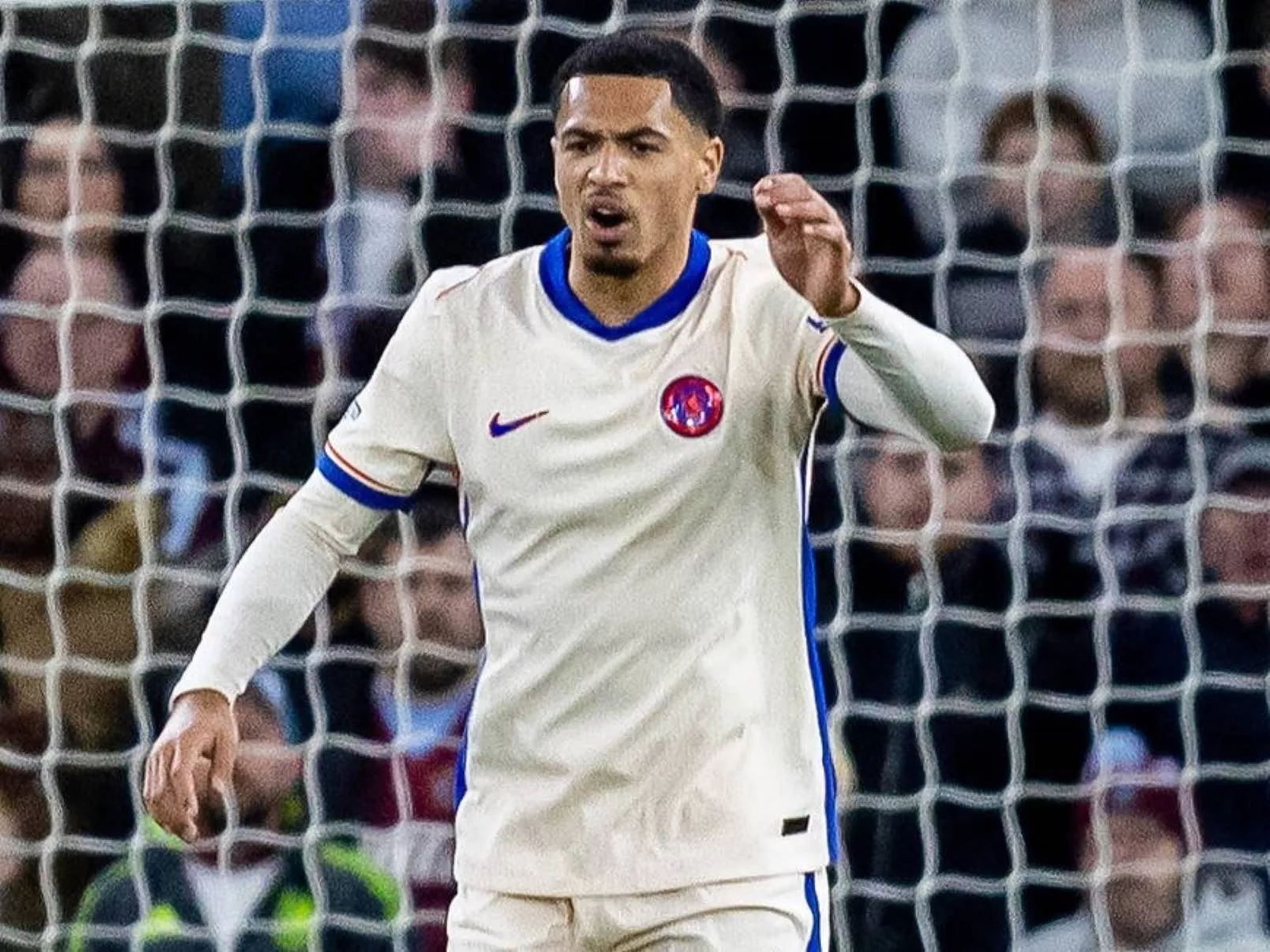 Chelsea is controlling the game against Palmeiras