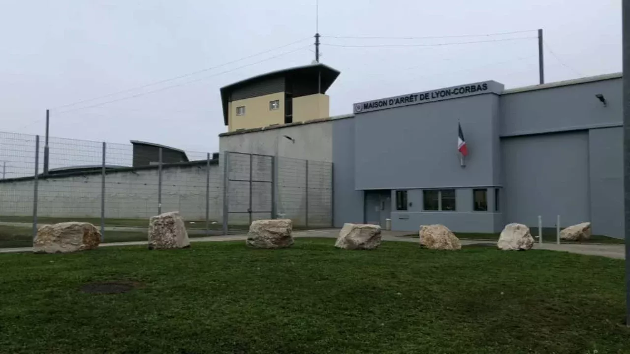 A prisoner escaped by hiding in a bag in France
