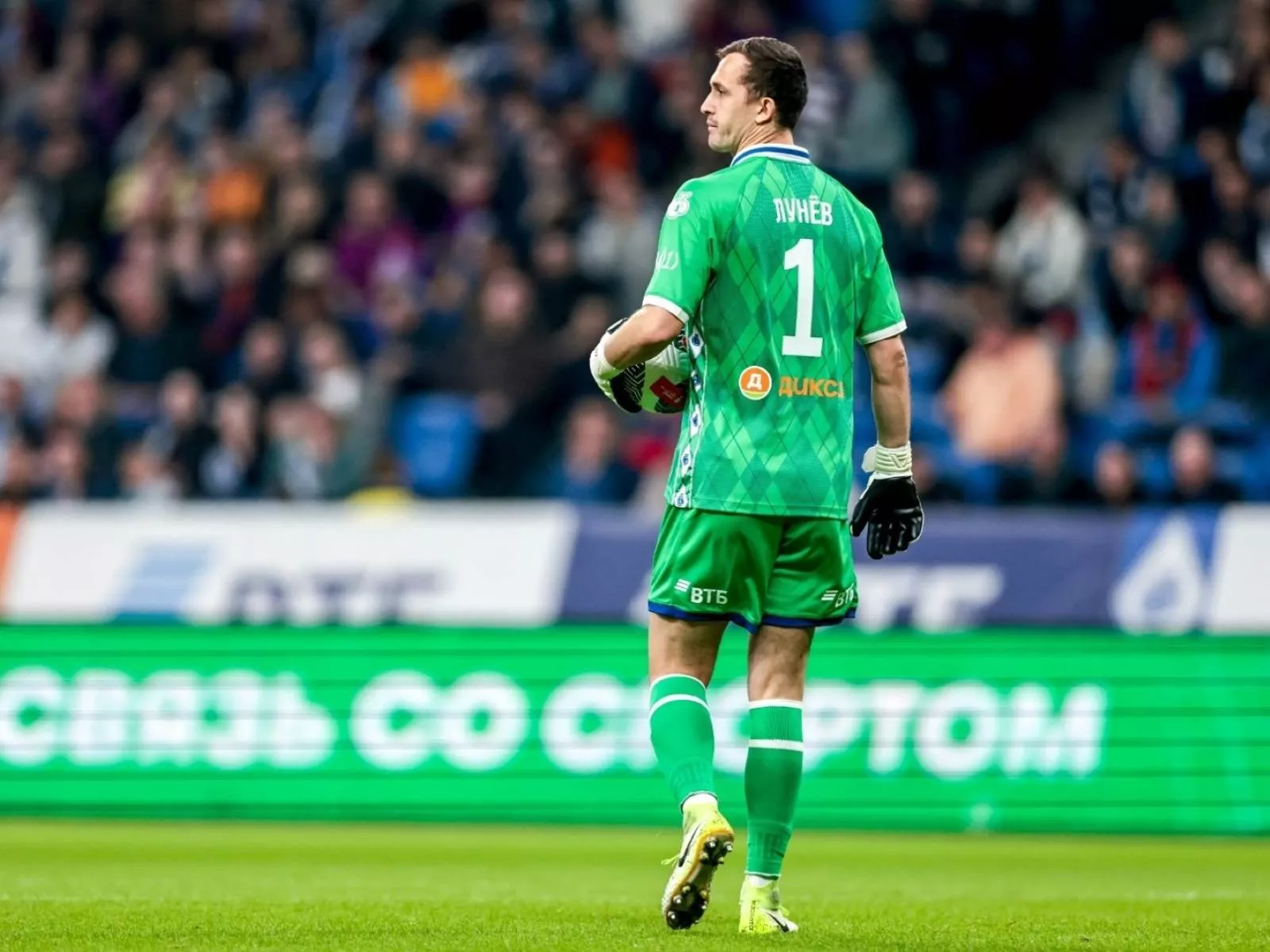 Karpin gave Lunyev sharp advice during the game