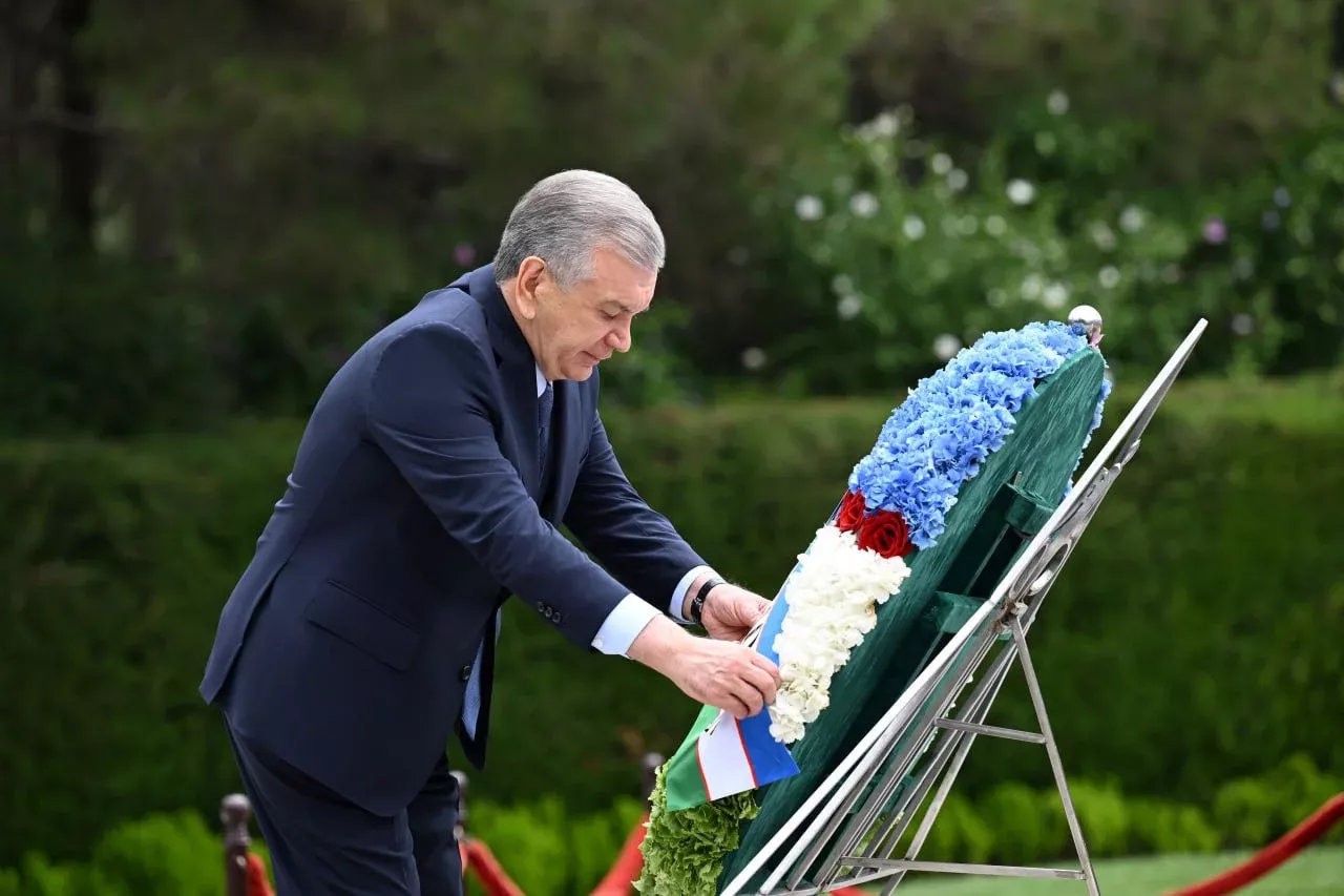 Mirziyoyev at the grave of Heydar Aliyev in Azerbaijan
