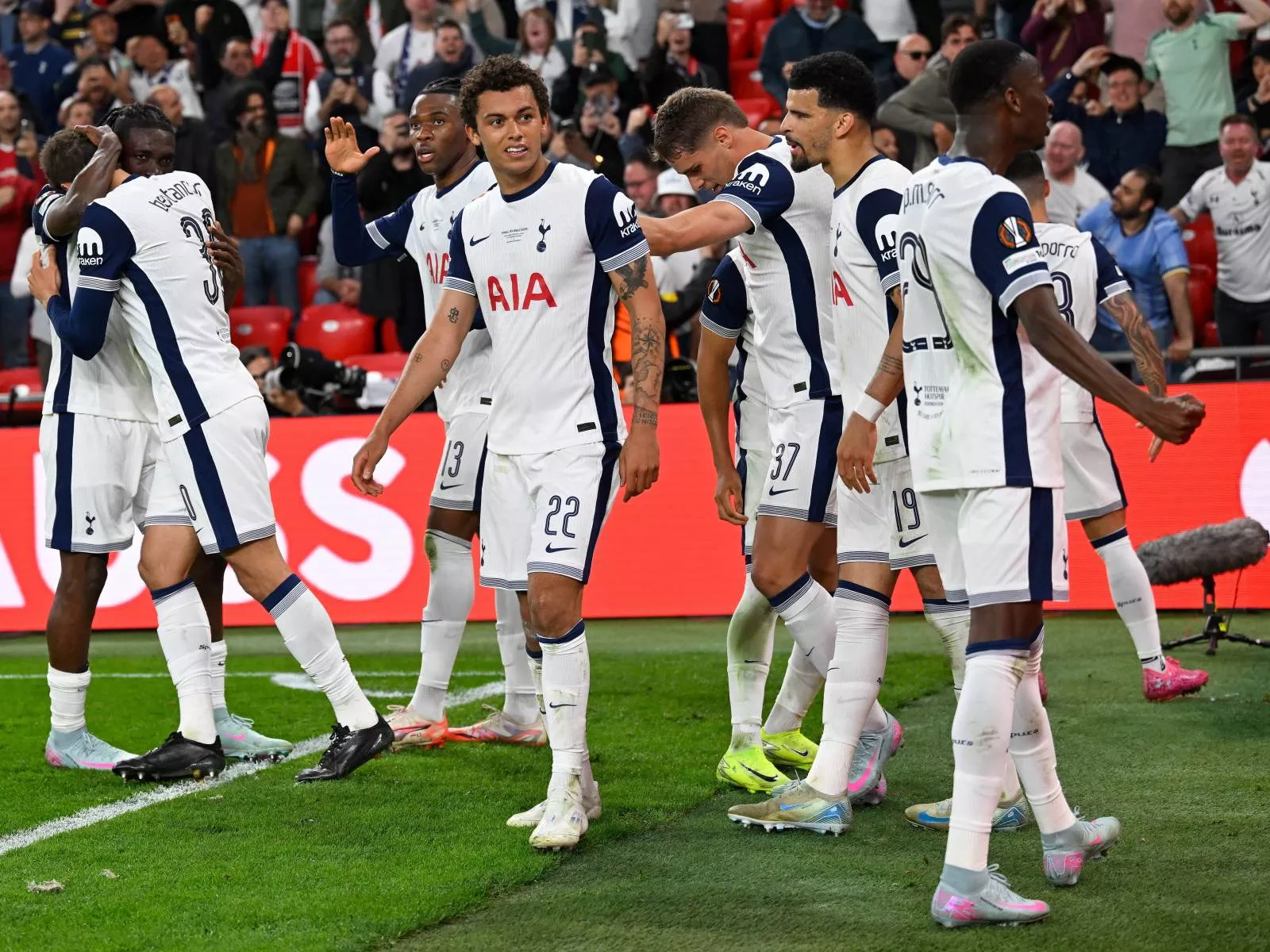 Tottenhem Maksim Estevni himoyaga oladi