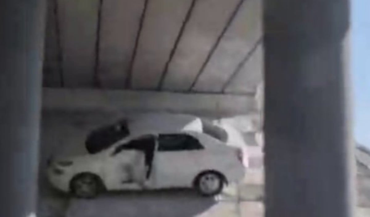 The condition of the car under the bridge in Andijan is being checked