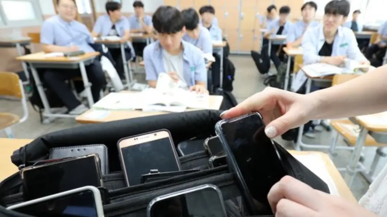 Mobile phones banned in schools in South Korea