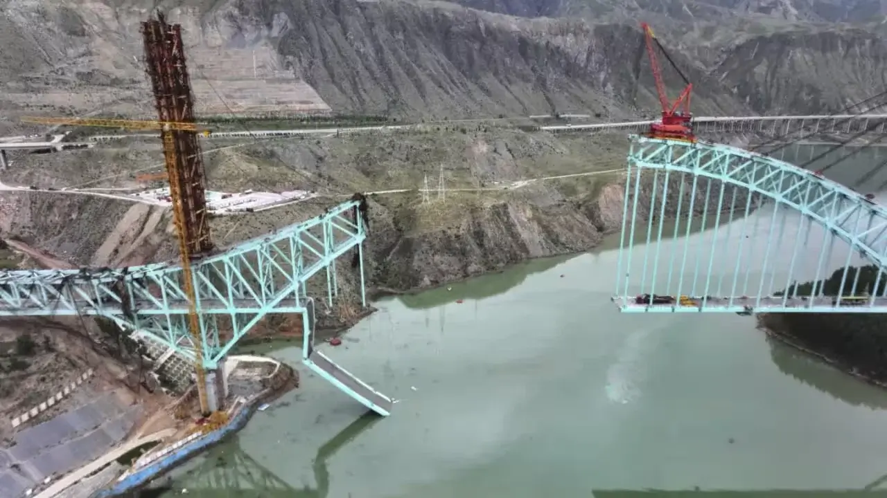 Bridge collapse in Qinghai kills 12 workers