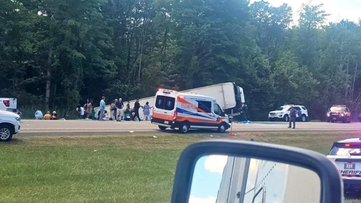 Bus overturns near Niagara, 5 people died