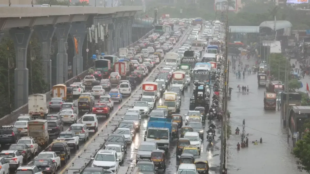 Heavy rains stopped life in Mumbai city