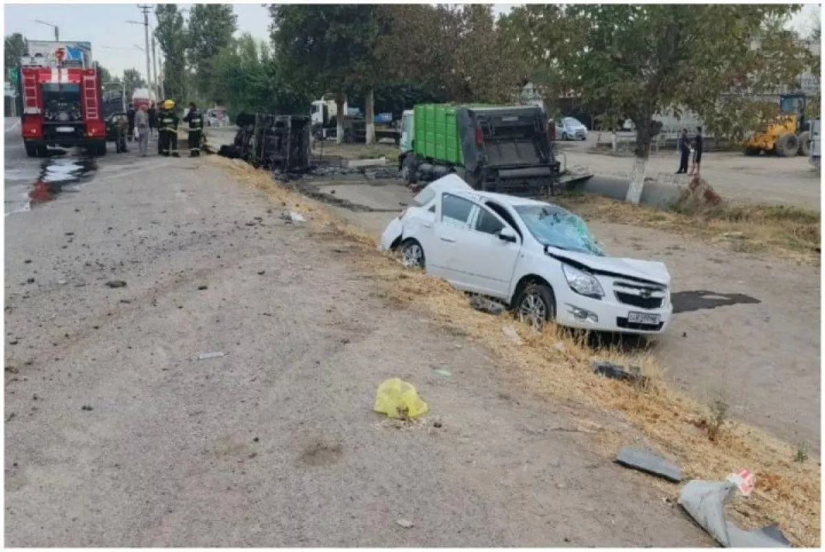 Toshkentda yuk mashinasi ag‘darilib yonib ketdi