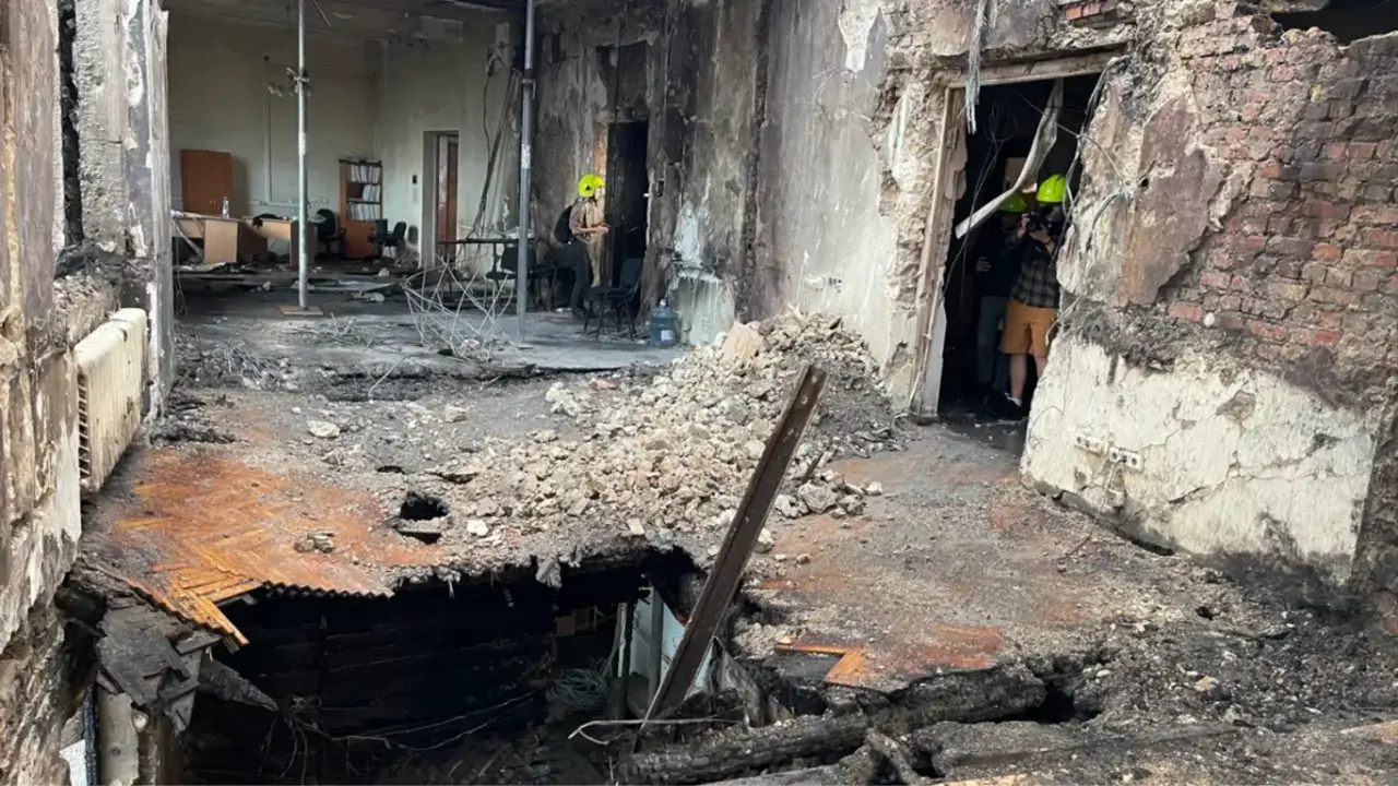 Kiyevda hukumat binosi raketa zarbasiga uchradi