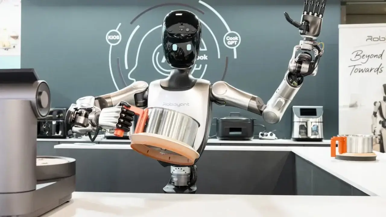 Ant Group introduced the new humanoid R1 robot