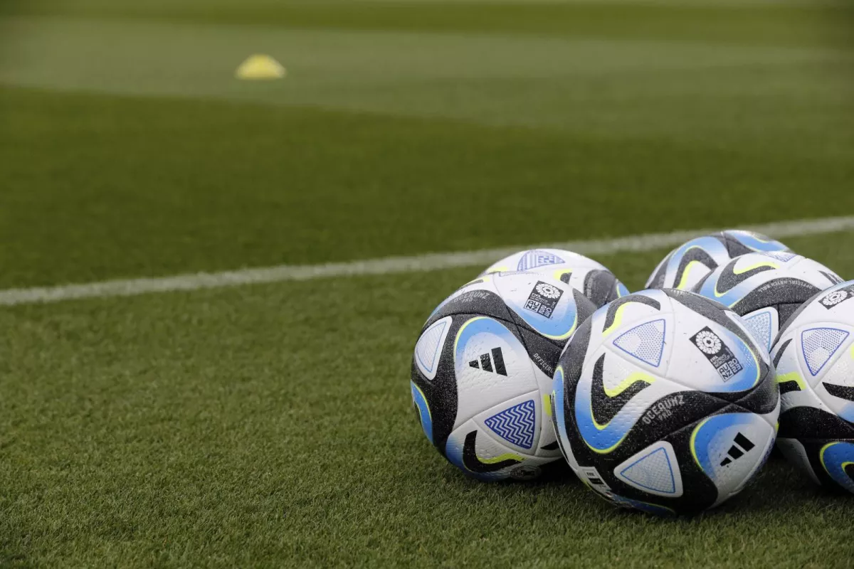 Sokol futbolchilari isinishda tasavvuriy to‘p ishlatdi