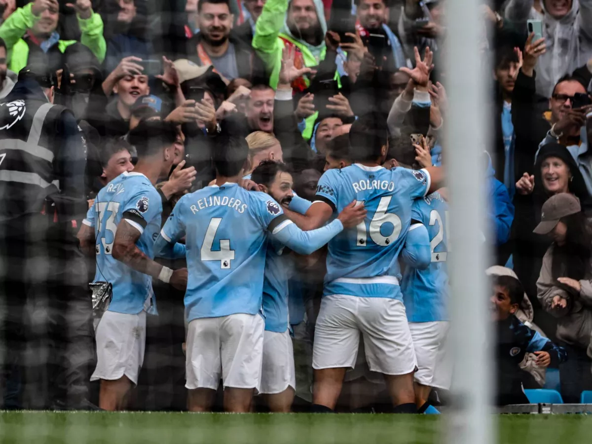 Manchester Siti xodimini Yunayted futbolkasi uchun ishdan oldi