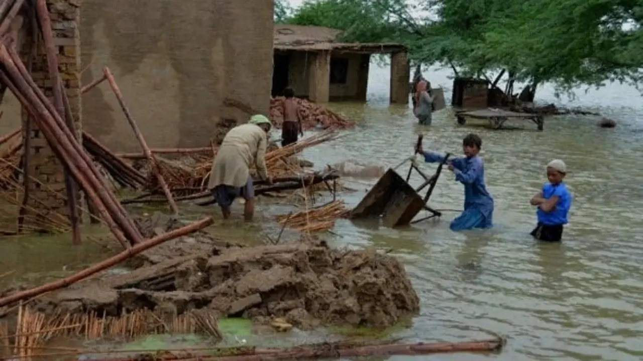 Floods in Pakistan killed 884 people