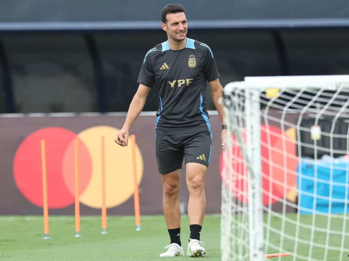 Scaloni chooses between two young stars