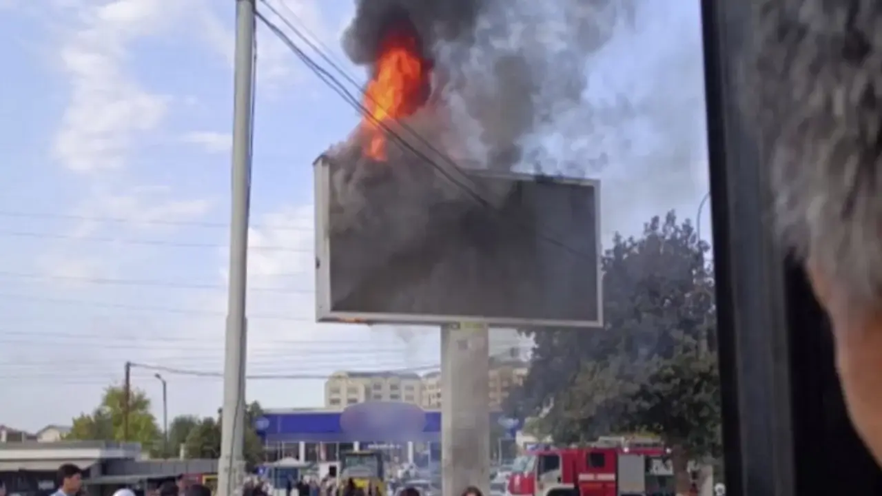 Electronic advertising stand caught fire in Tashkent