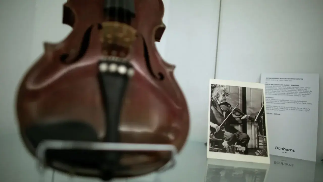 Einstein's ancient violin put up for auction
