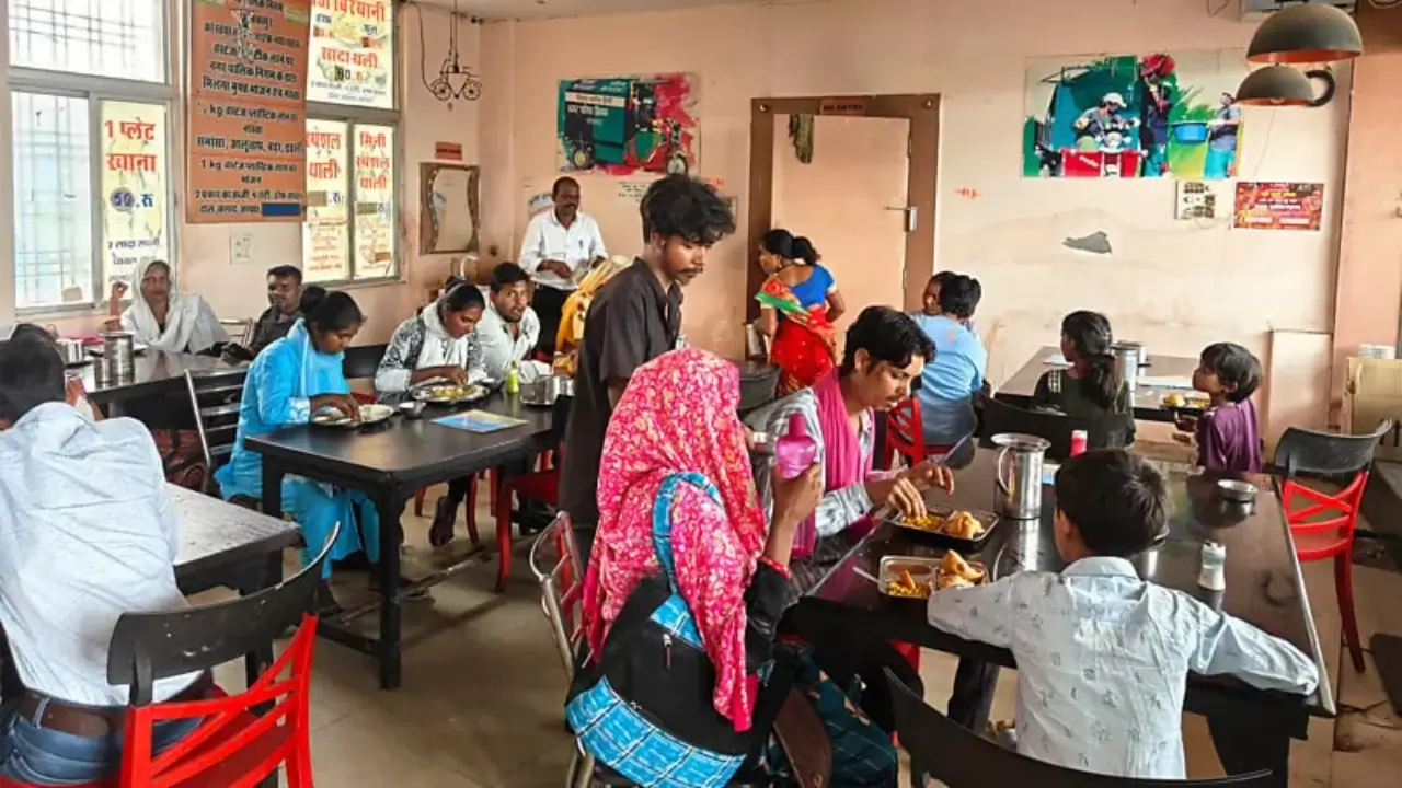 Free food system in exchange for waste is expanding in India