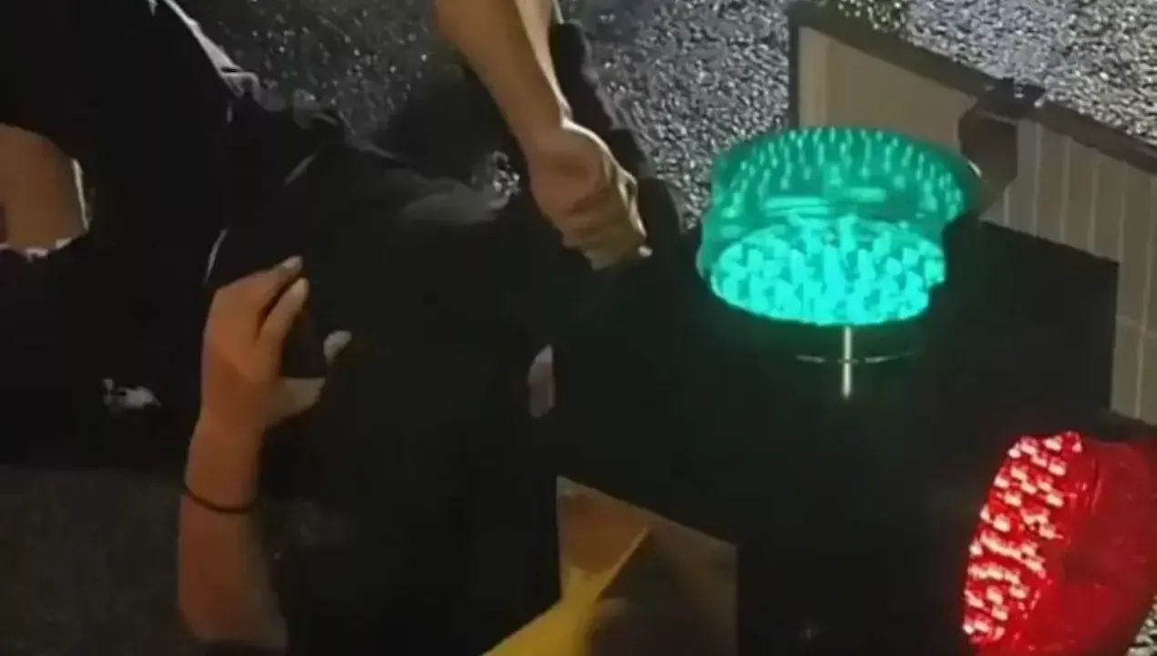 Scooter rider hit a traffic light in Chengdu city