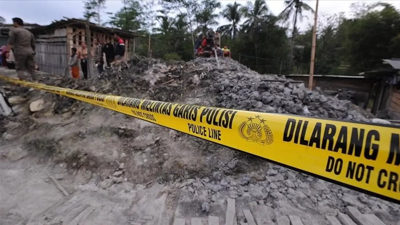A school building collapsed in Sidoarjo, a student died