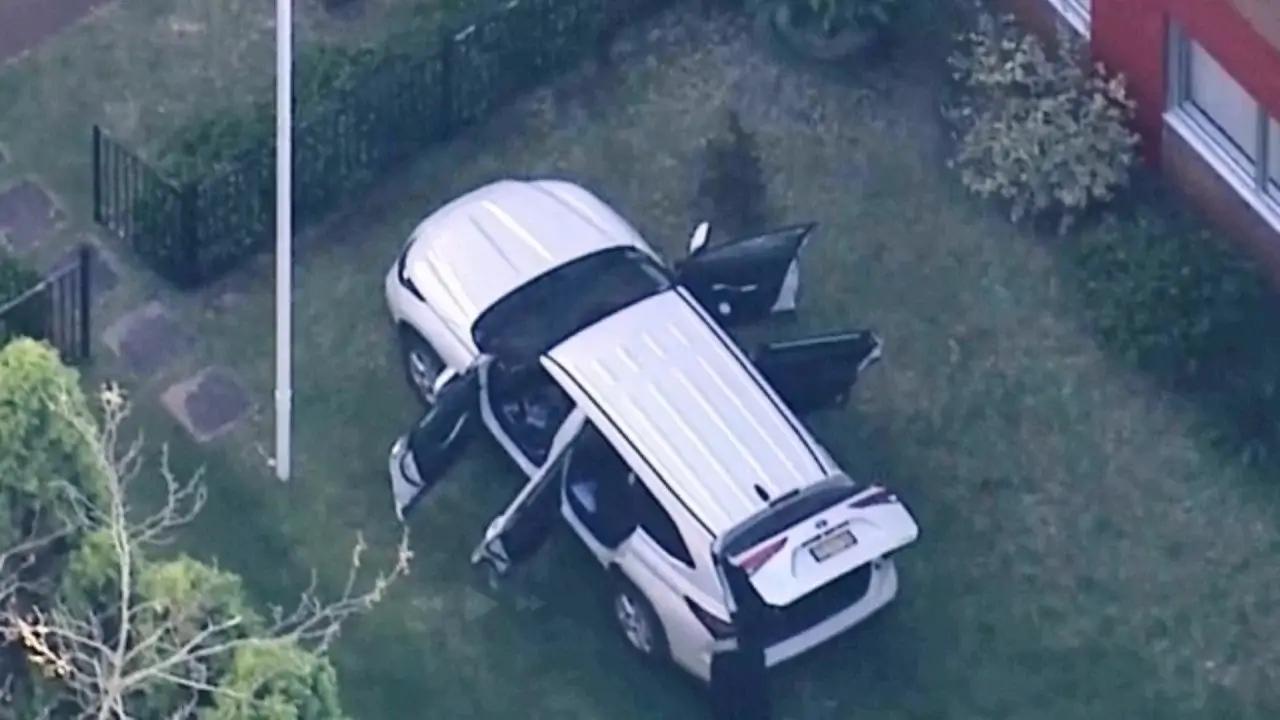 Car crashed into the Russian consulate in Sydney