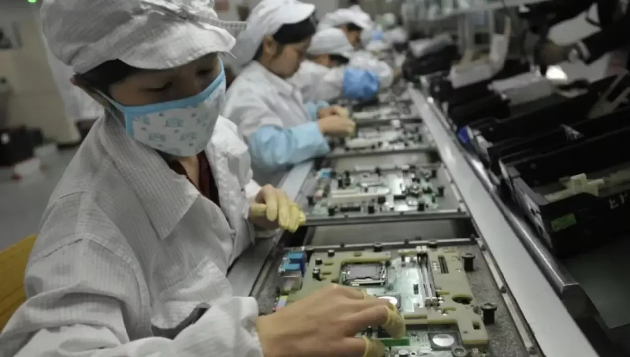 Завод Foxconn увеличивает производство iPhone 17