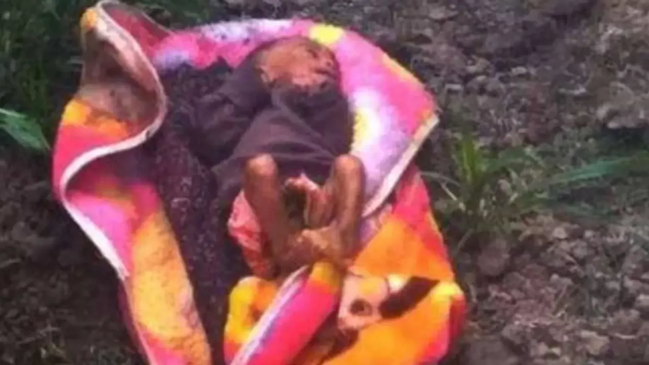 Hindistonda tuproq ostidan chaqaloq tirik topildi