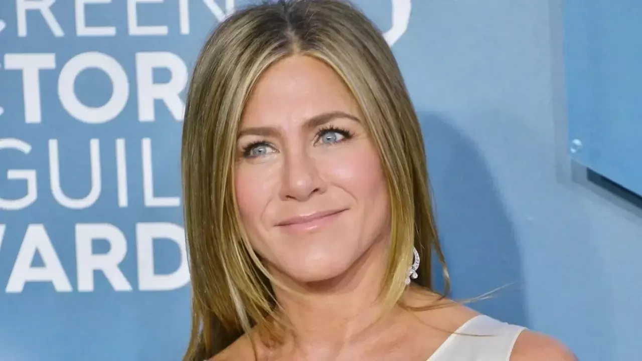 Jennifer Aniston denies plastic surgery
