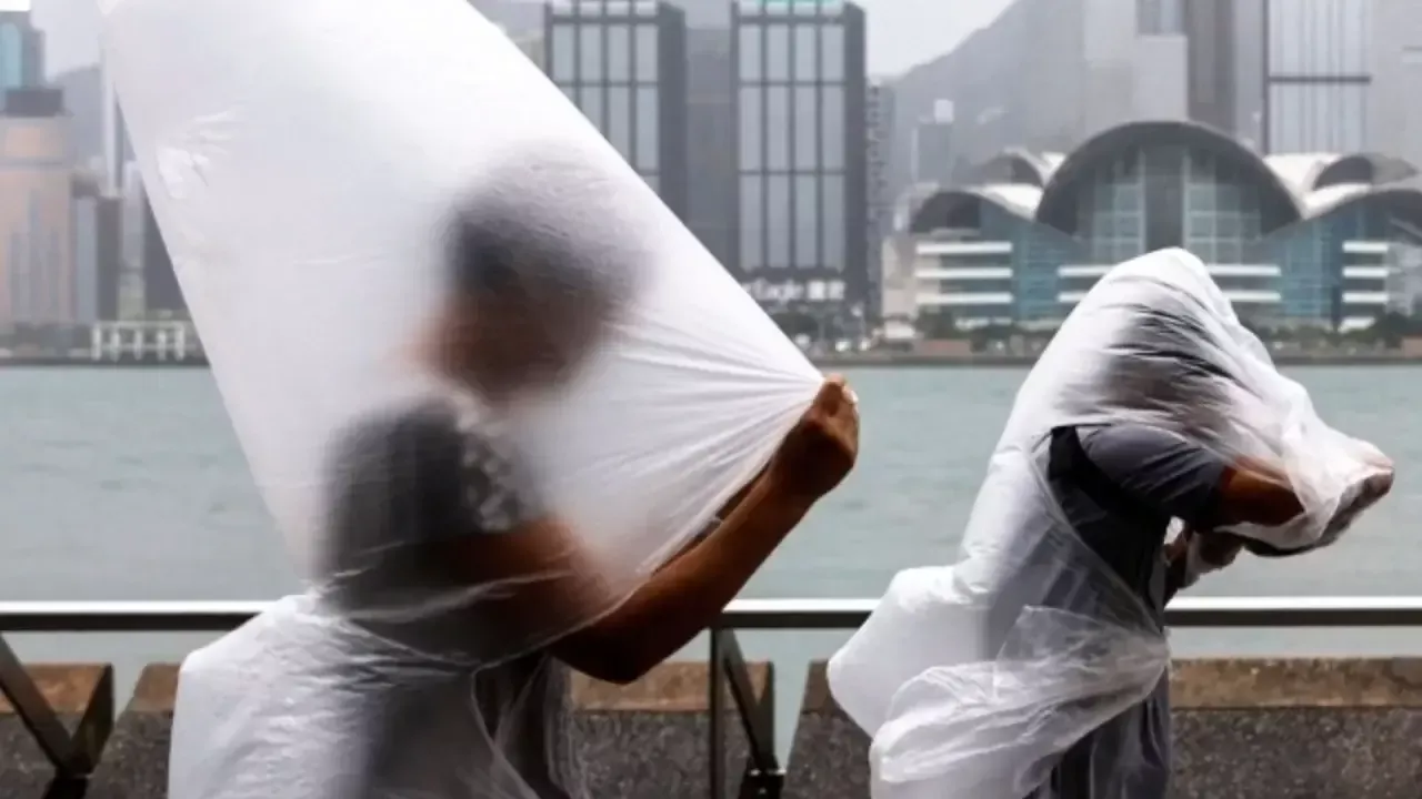 Супертайфун Рагаса приближается к югу Китая